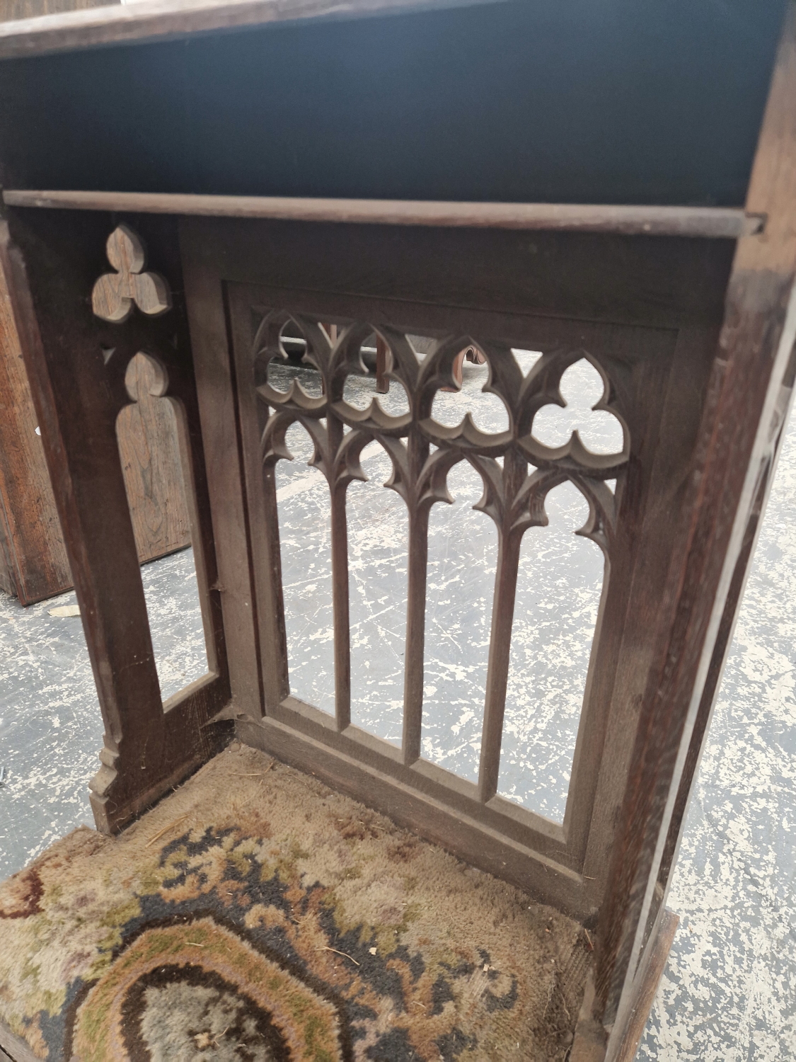 A VICTORIAN GOTHIC REVIVAL PRAYER STAND WITH PIERCED ARCH PANEL FRONT. - Image 3 of 4
