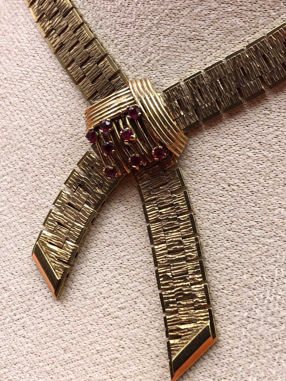 A VINTAGE 9ct HALLMARKED GOLD RUBY SET BARKED TEXTURED BRICK LINK FLAT NECKLACE COLLAR. THE NECKLACE - Image 7 of 8