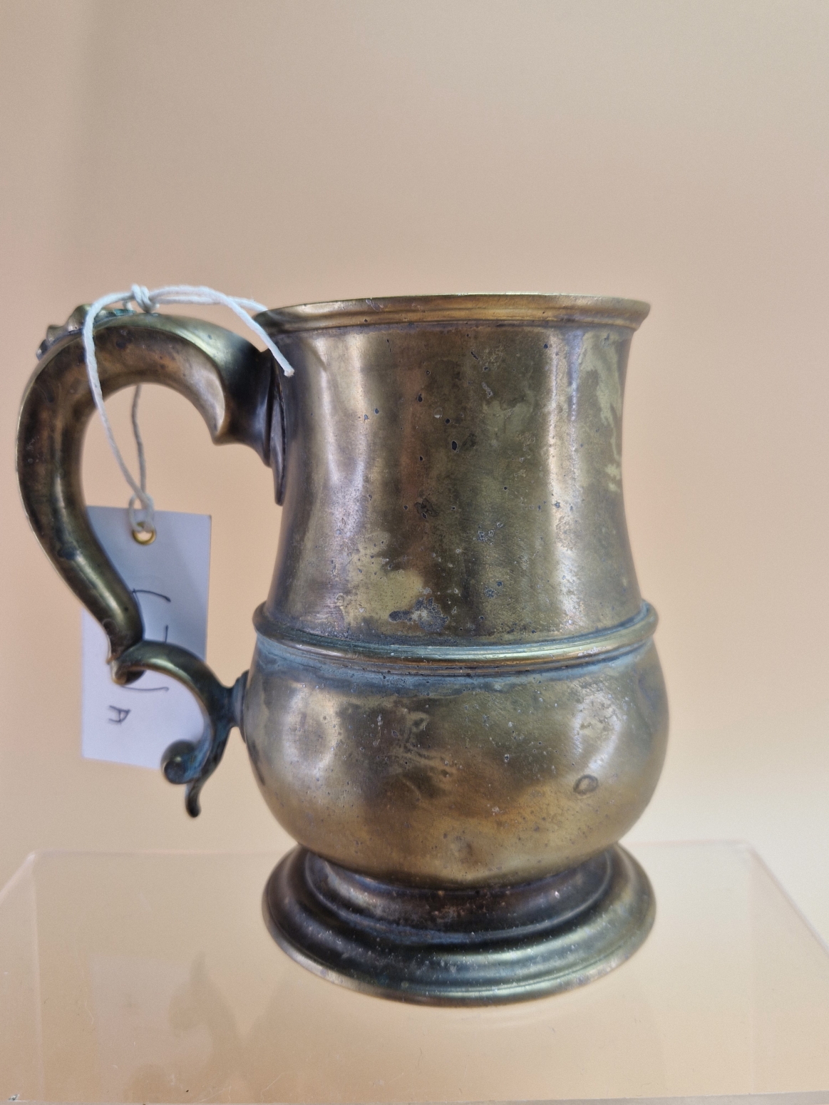 AN 18th C. BRASS PINT MUG, THE HANDLE TO THE BALUSTER SHAPE INCISED WITH INITIALS, PSEUDO HALL MARKS - Image 2 of 10
