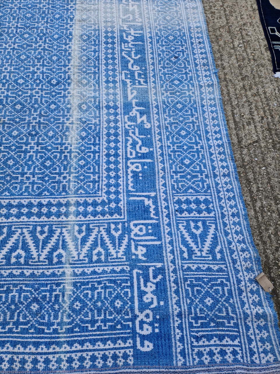 AN UNUSUAL PERSIAN FLAT WOVEN CARPET WITH INSCRIPTIONS 425 x 292 cm - Image 4 of 8