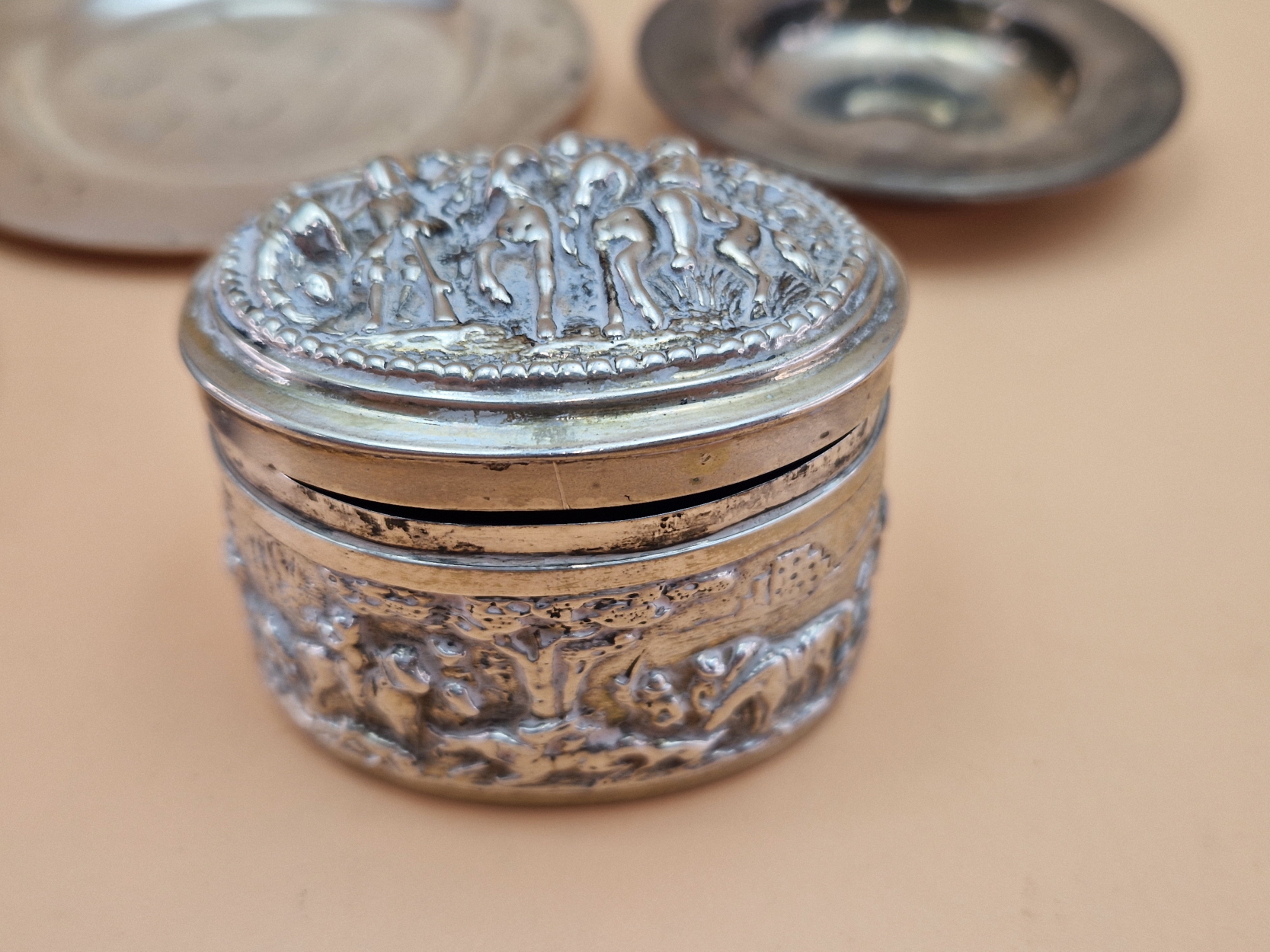 A CONTINENTAL .900 GRADE SILVER HINGE LID BOX WITH HUNTING DECORATION, A .800 SILVER SNUFF BOX - Image 10 of 11