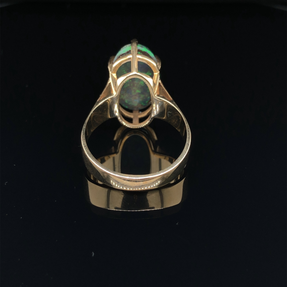 A 9ct HALLMARKED GOLD VINTAGE NATURAL OPAL SINGLE STONE RING. THE LARGE OVAL OPAL IN A RAISED SIX - Image 2 of 8