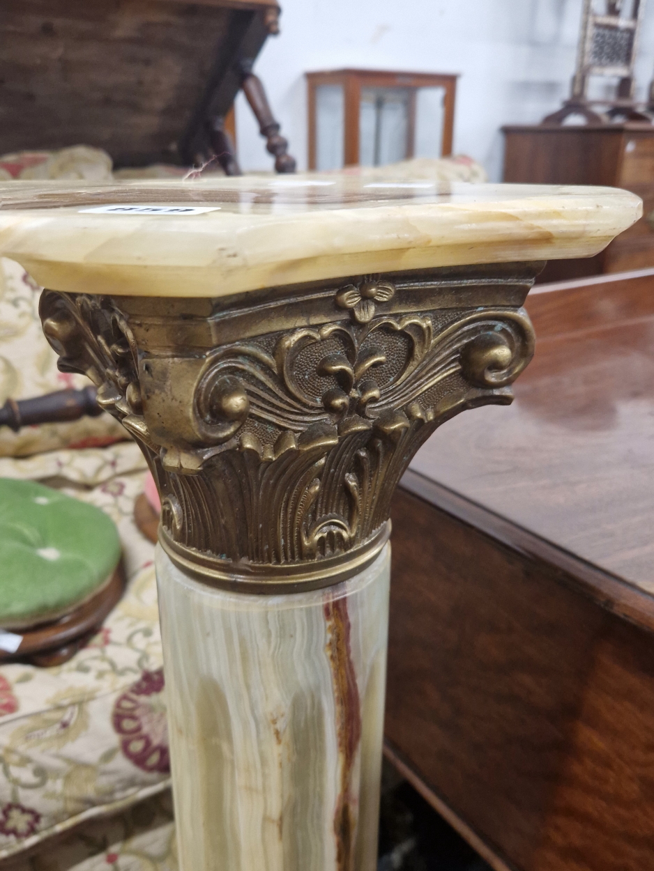 A GREEN ONYX AND GILT METAL FLUTED COLUMNAR STAND - Image 3 of 4