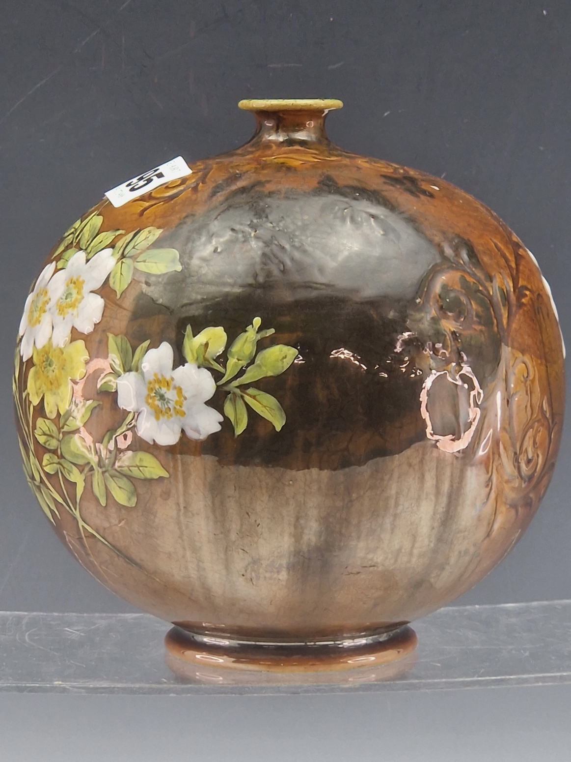 A DOULTON COMPRESSED SPHERICAL VASE PAINTED WITH WHITE AND YELLOW BLOSSOMS FLOWERING ON A STREAKY - Image 3 of 8