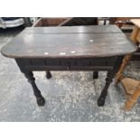 AN 18TH CENTURY OAK SIDE TABLE