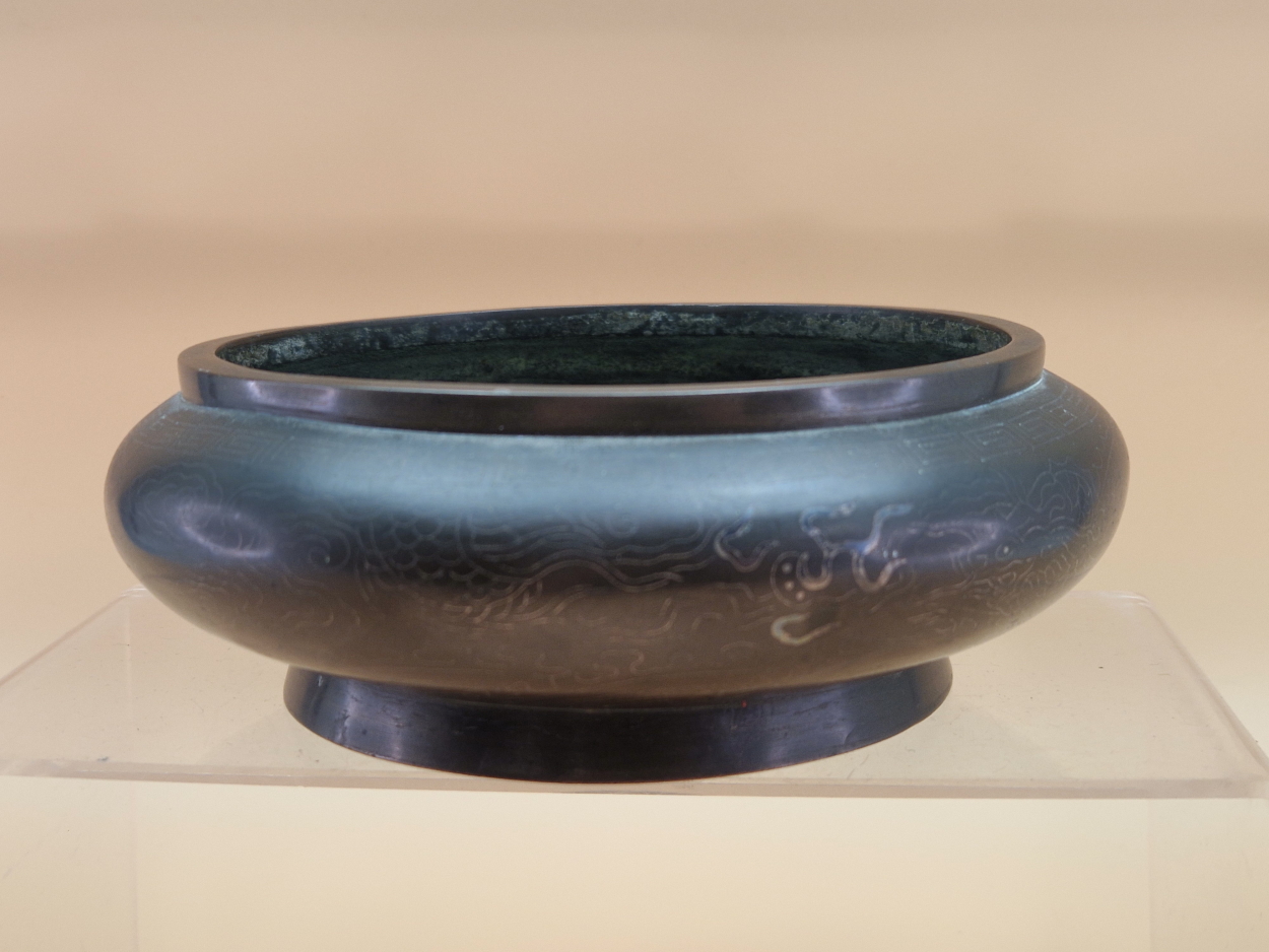 A CHINESE SILVER WIRE INLAID BRONZE SHALLOW BOWL, THE EXTERIOR INLAID WITH DRAGONS, SIX CHARACTER