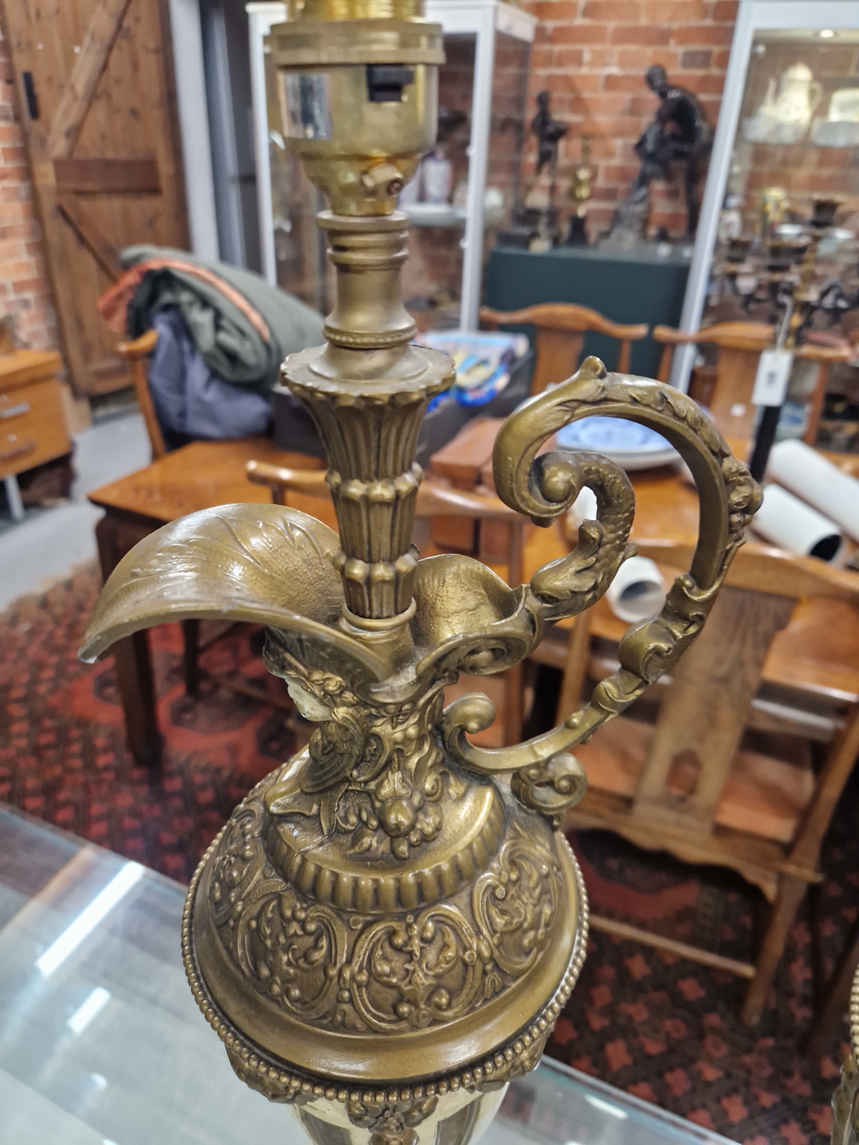 A PAIR OF GILT METAL AND SIMULATED WHITE MARBLE EWER FORM TABLE LAMPS. H 67cms. - Image 6 of 6