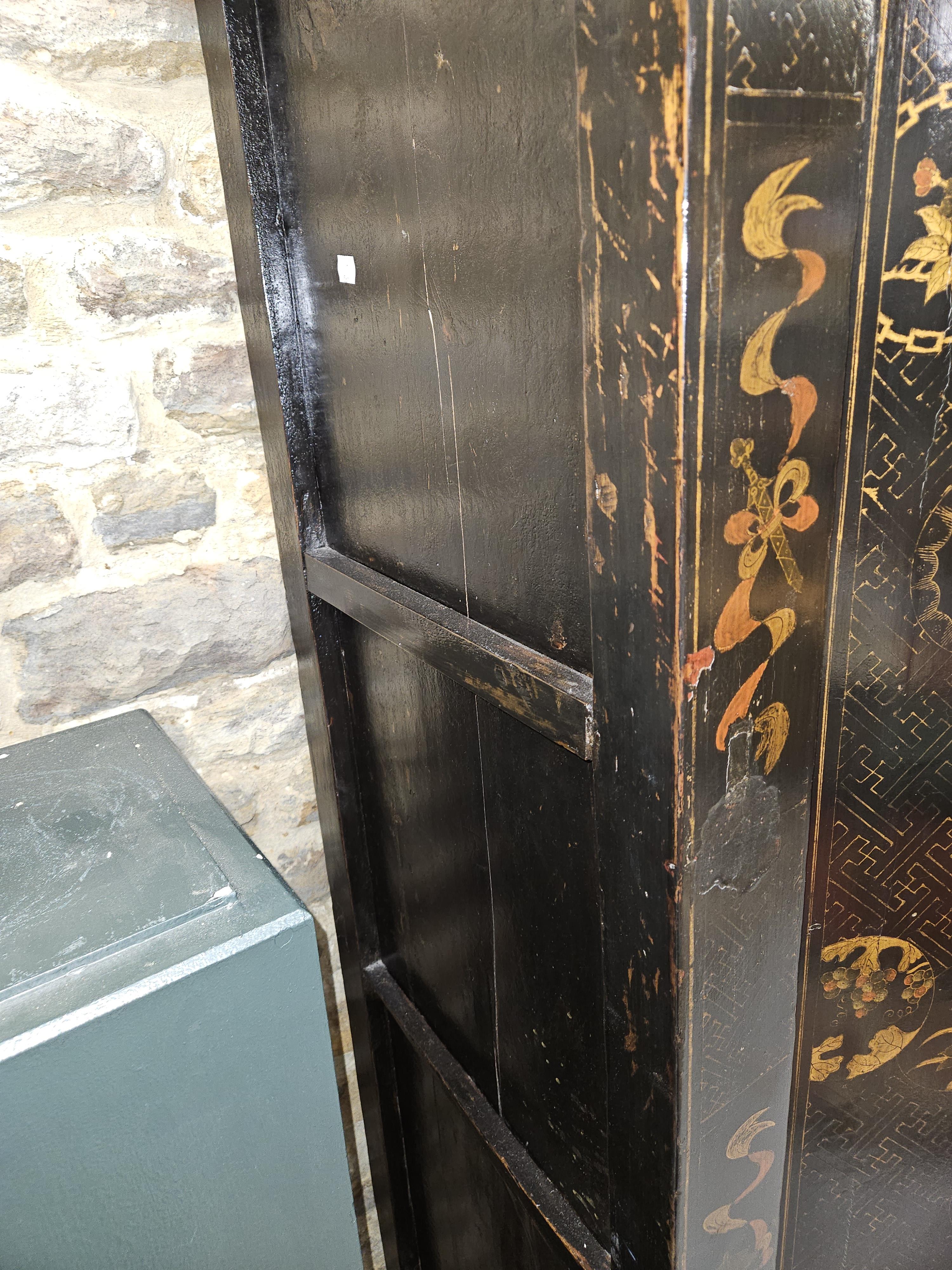 A PAIR OF CHINESE BLACK LACQUERED CABINETS, THE DOORS GILT WITH ROUNDELS ON A GEOMETRIC GROUND AND - Image 11 of 22