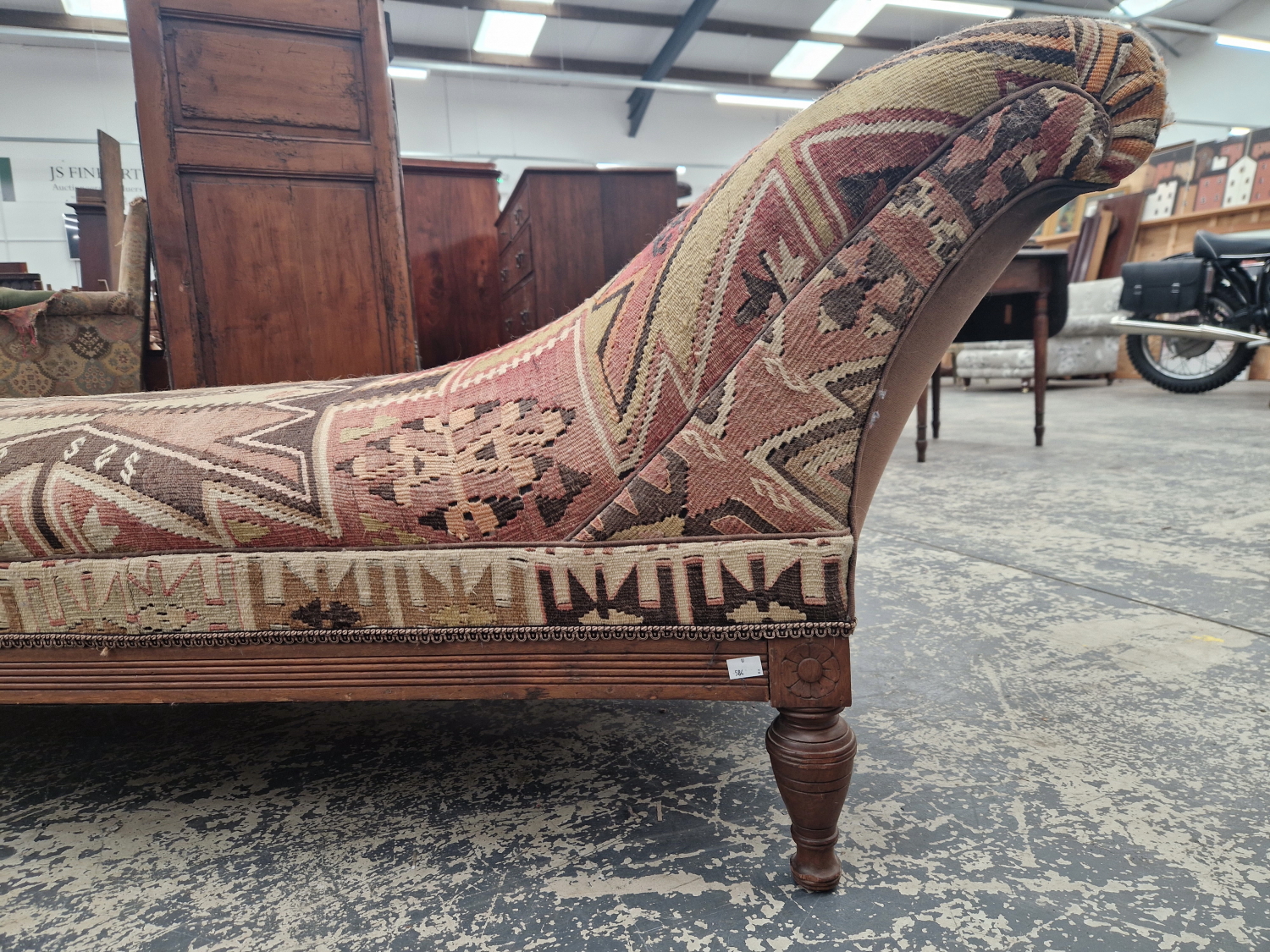 A VICTORIAN ARTS AND CRAFTS PERIOD OAK FRAMED DAY BED WITH KELIM UPHOLSTERY. - Image 3 of 5