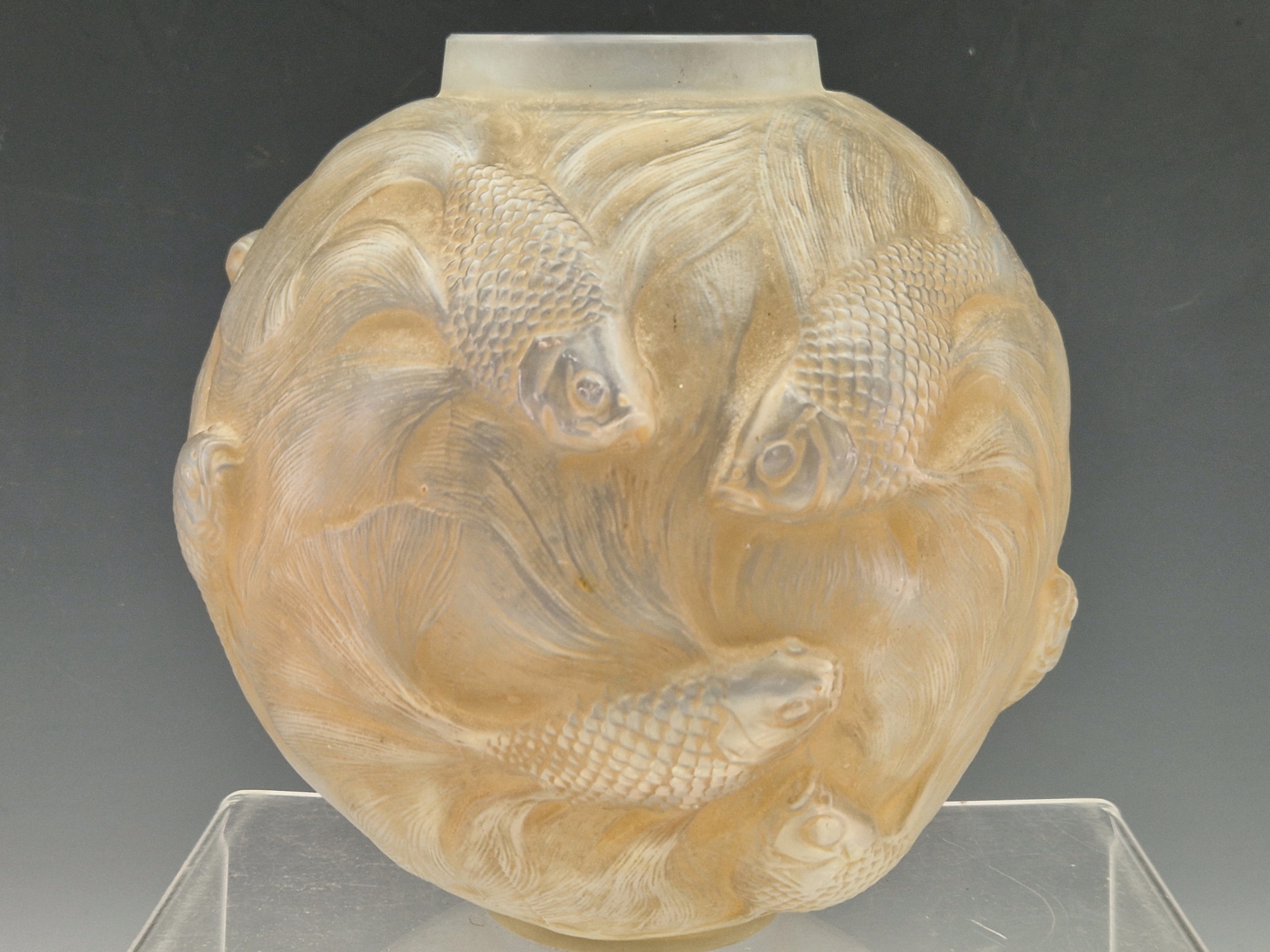 A LALIQUE FORMOSE PATTERN SPHERICAL VASE, THE FISH AGAINST A PALE BROWN GROUND, ENGRAVED R LALIQUE - Image 2 of 5