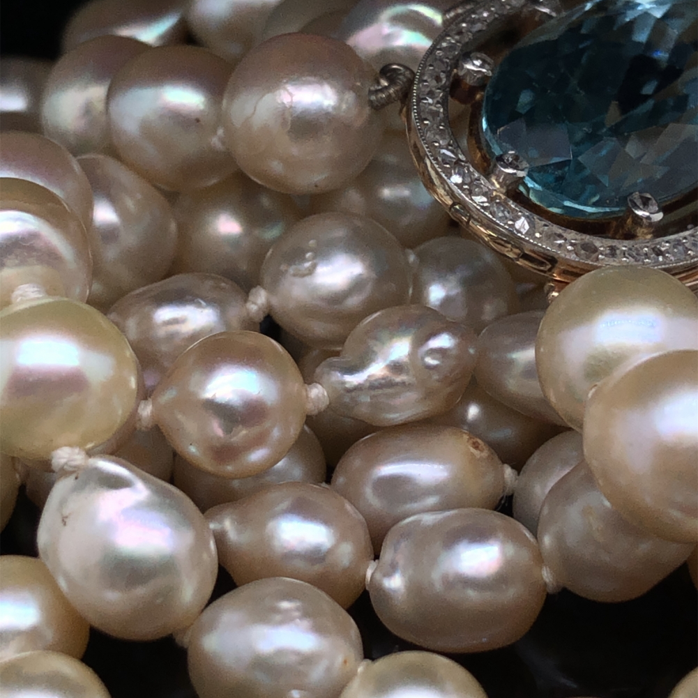 AN ANTIQUE THREE STRAND FRESHWATER PEARL, AQUAMARINE AND DIAMOND NECKLACE. THE THREE FRESHWATER - Image 8 of 8