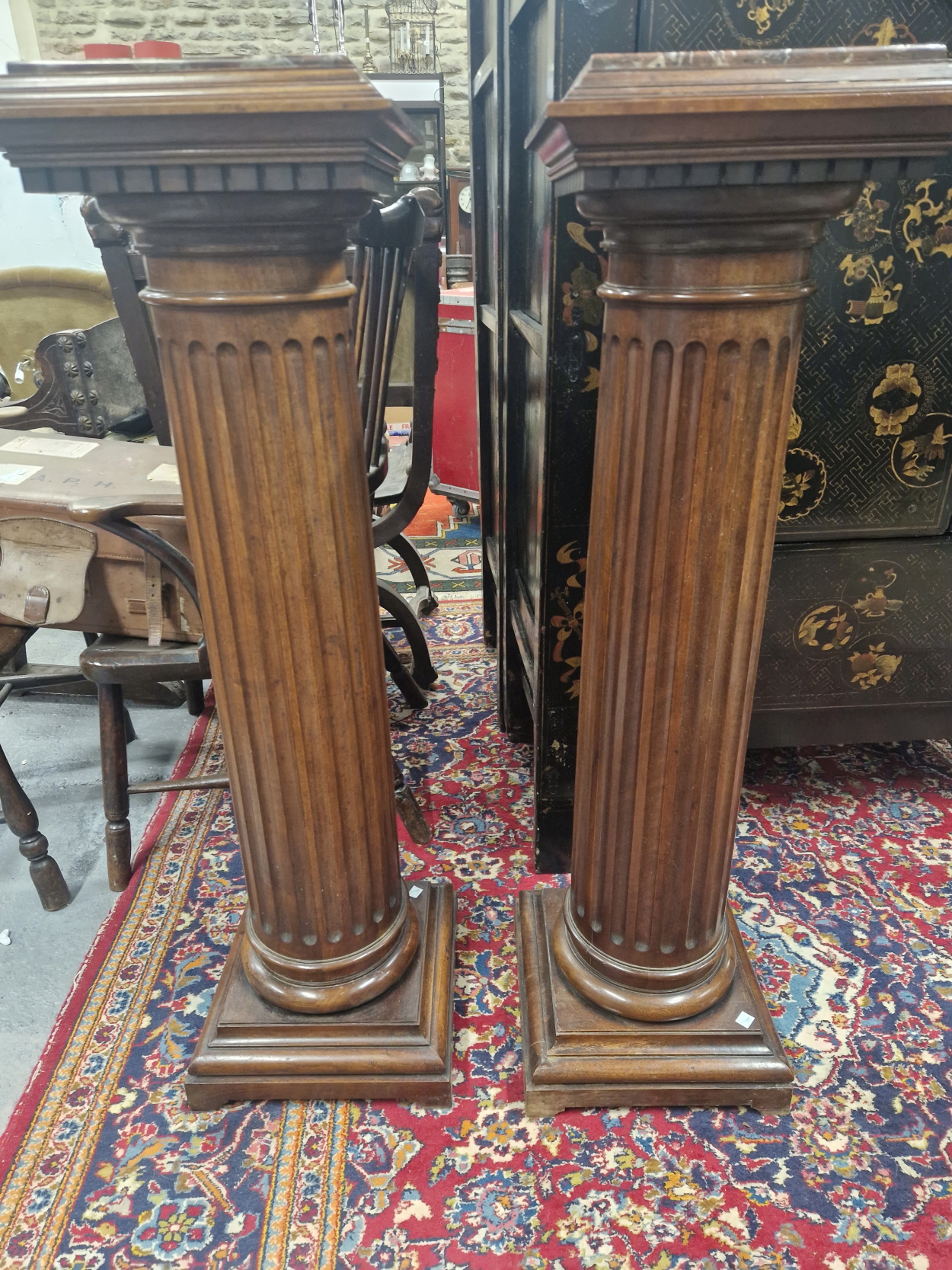 A PAIR OF MOTTLED RED MARBLE TOPPED MAHOGANY FLUTED CYLINDRICAL COLUMNS ON SQUARE FEET. H 115cms. - Image 2 of 4