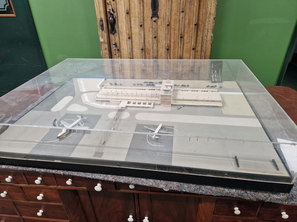 AN INTERESTING ARCHITECTS SCALE MODEL OF PALISADOES AIRPORT, JAMAICA. DESIGNED BY NORMAN AND DAWBARN - Image 2 of 10