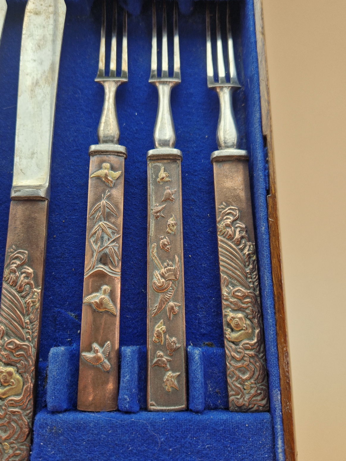A TRAY OF SIX FRUIT KNIVES AND FORKS, EACH WITH PARCEL GILT COPPER JAPANESE KOZUKA HANDLES - Image 4 of 9