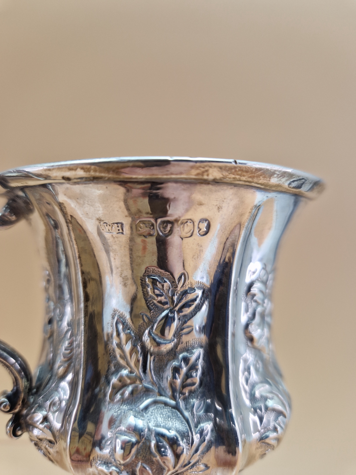 A VICTORIAN SILVER MUG BY WILLIAM HEWITT, LONDON 1838, EMBOSSED WITH FLOWERS TOGETHER WITH A QUARTER - Image 5 of 8