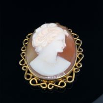 A PORTRAIT CARVED CAMEO HELD IN A 9ct STAMPED FRAME COMPLETE WITH SAFETY CHAIN. MEASUREMENTS 4.3 X