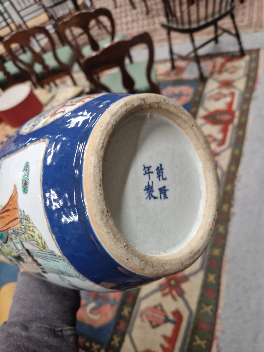 A CHINESE BLUE GROUND VASE PAINTED WITH A RESERVE OF THREE LADIES ON A TERRACE AND WITH GARDEN - Image 17 of 17