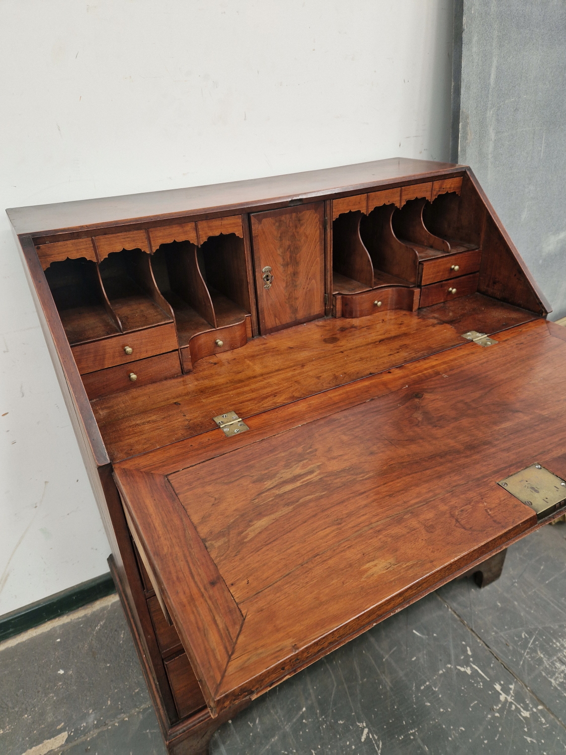 A GEORGE III FRUIT WOOD BUREAU, THE FALL ABOVE FOUR GRADED DRAWERS - Image 3 of 6
