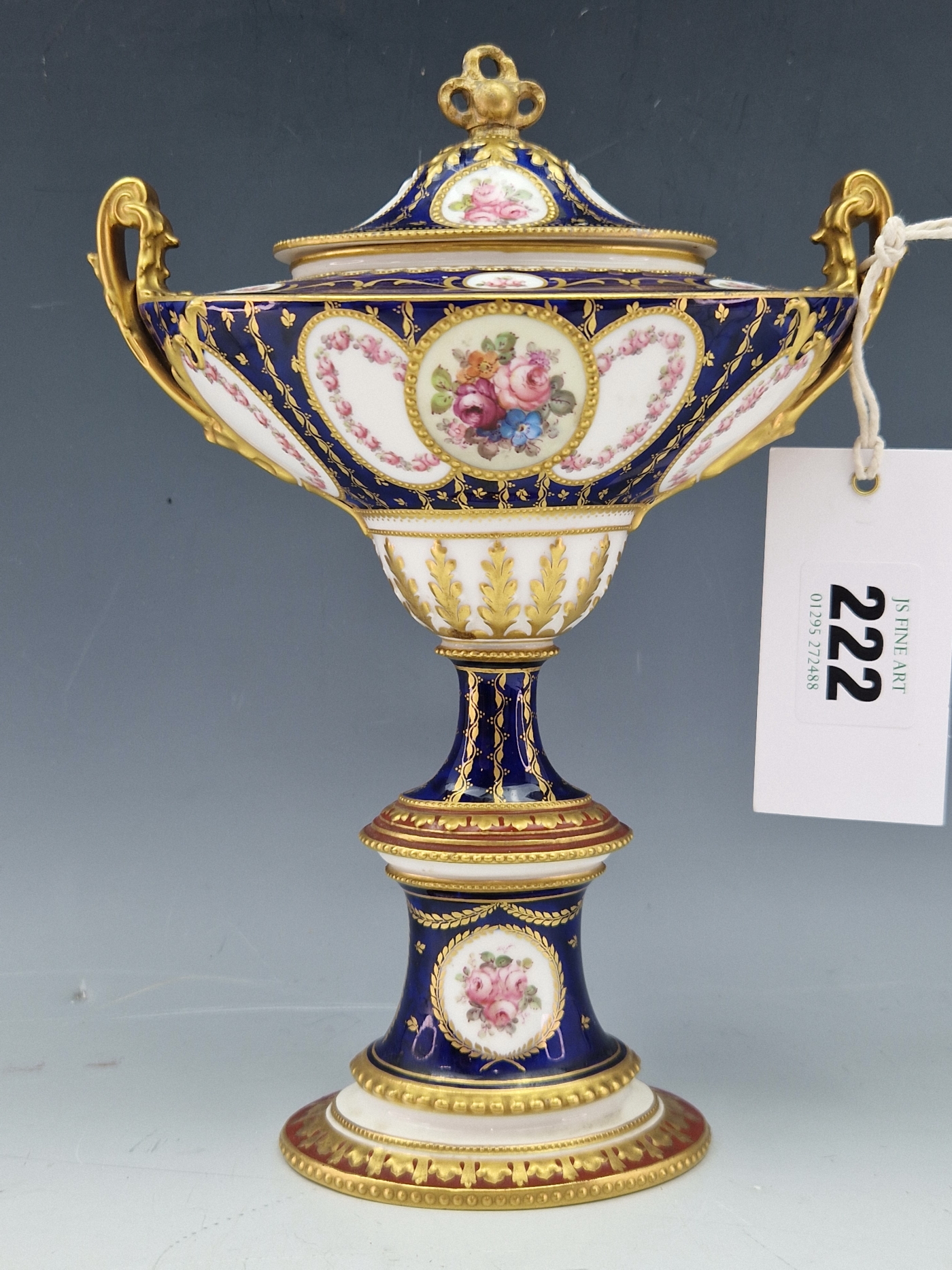 A CROWN DERBY BLUE GROUND TWO HANDLED OVAL URN AND COVER, DATE LETTER FOR 1904, PAINTED WITH GOLD - Image 4 of 7