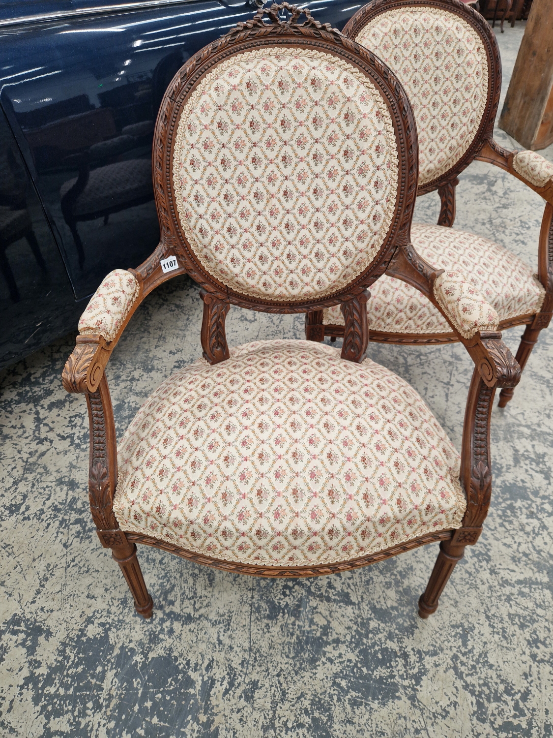 A PAIR OF FRENCH CARVED SHOW FRAME OPEN ARMCHAIRS ON FLUTED LEGS. - Image 2 of 3