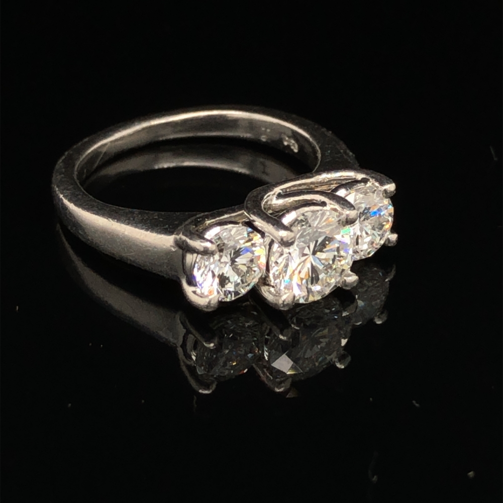 A THREE STONE DIAMOND TRILOGY RING. THE CENTRE DIAMOND APPROXIMATELY 1.02cts, THE TWO OUTER DIAMONDS - Image 10 of 14