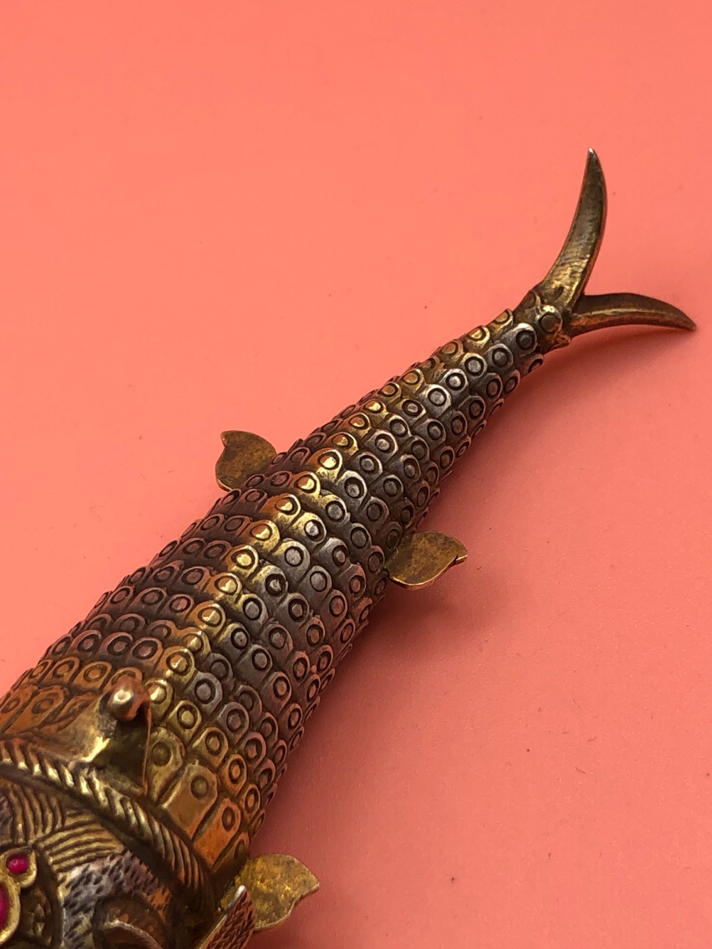 A 19th CENTURY EASTERN GILDED SILVER ARTICULATED FISH FORM POWDER FLASK. THE ANTHROPOMORPHISED - Bild 5 aus 10