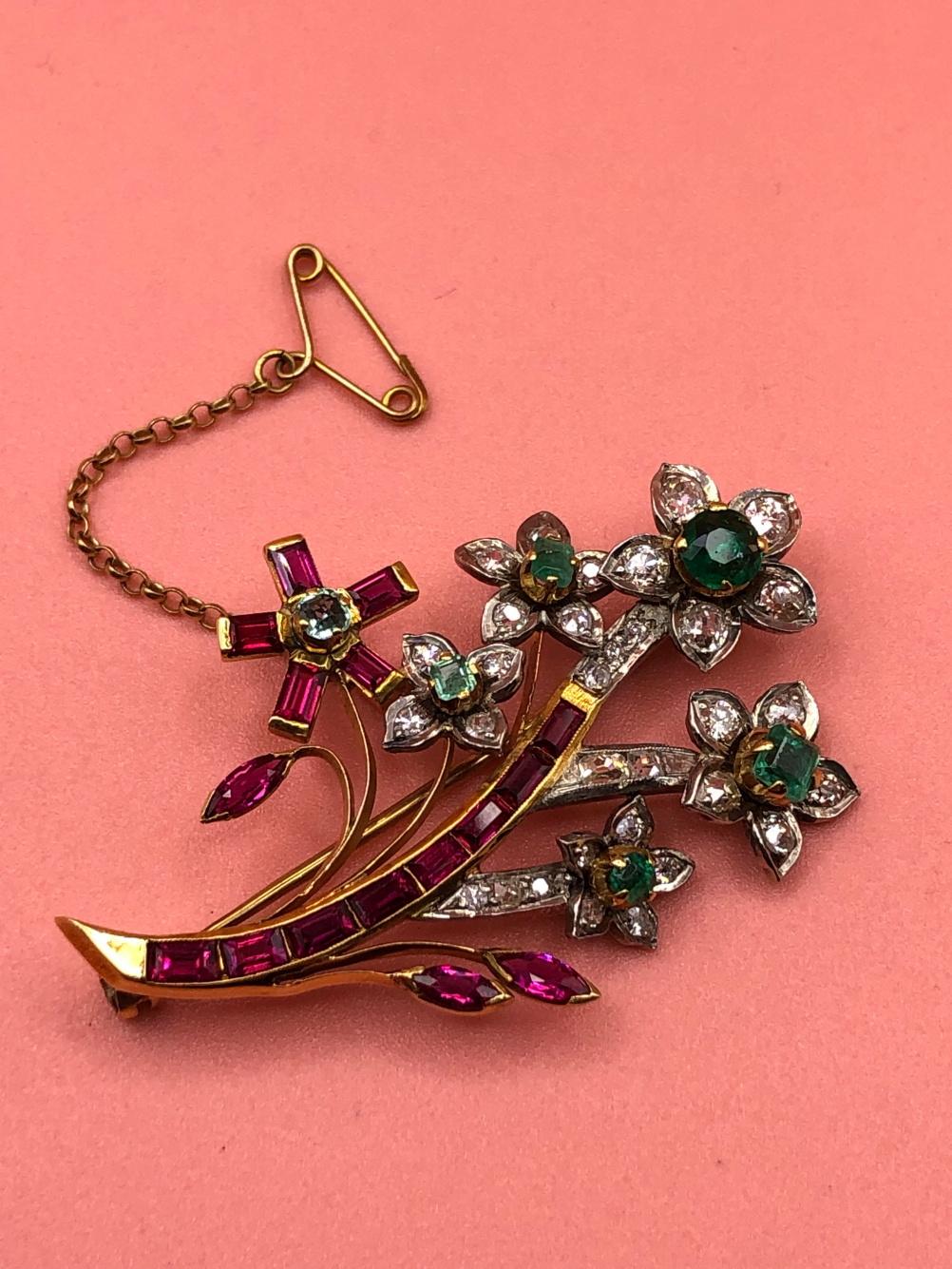 A 20th CENTURY DIAMOND, EMERALD AND RUBY SPRAY BROOCH. THE BROOCH UNHALLMARKED, ASSESSED VARIOUSLY - Image 2 of 6