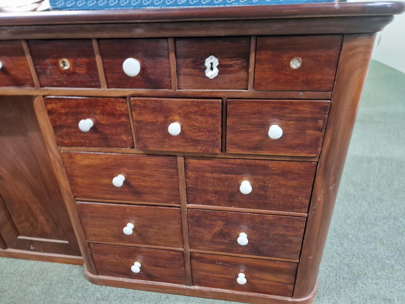 A MAHOGANY SHOP COUNTER FITTED WITH MULTIPLE DRAWERS AND CUPBOARDS EACH WITH WHITE CERAMIC KNOB - Image 11 of 23