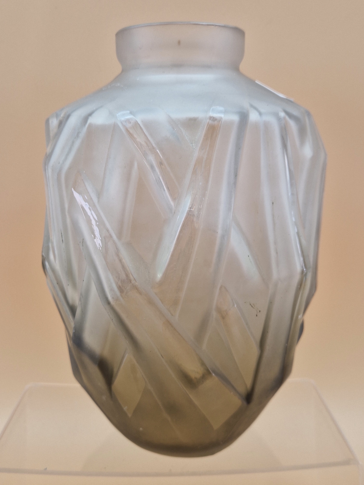 A SCHNEIDER ART DECO GLASS VASE PARTIALLY FROSTED AND MOULDED WITH A GEOMETRIC PATTERN OF IRIS - Image 4 of 6