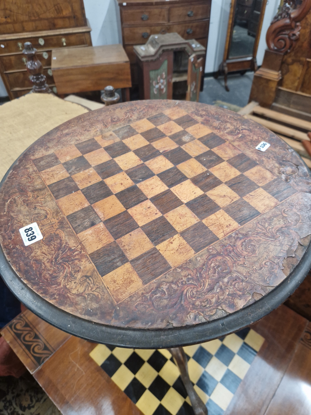 A VICTORIAN MAHOGANY TRIPOD TABLE, THE CIRCULAR TOP INLAID WITH A CHESS BOARD - Image 2 of 4