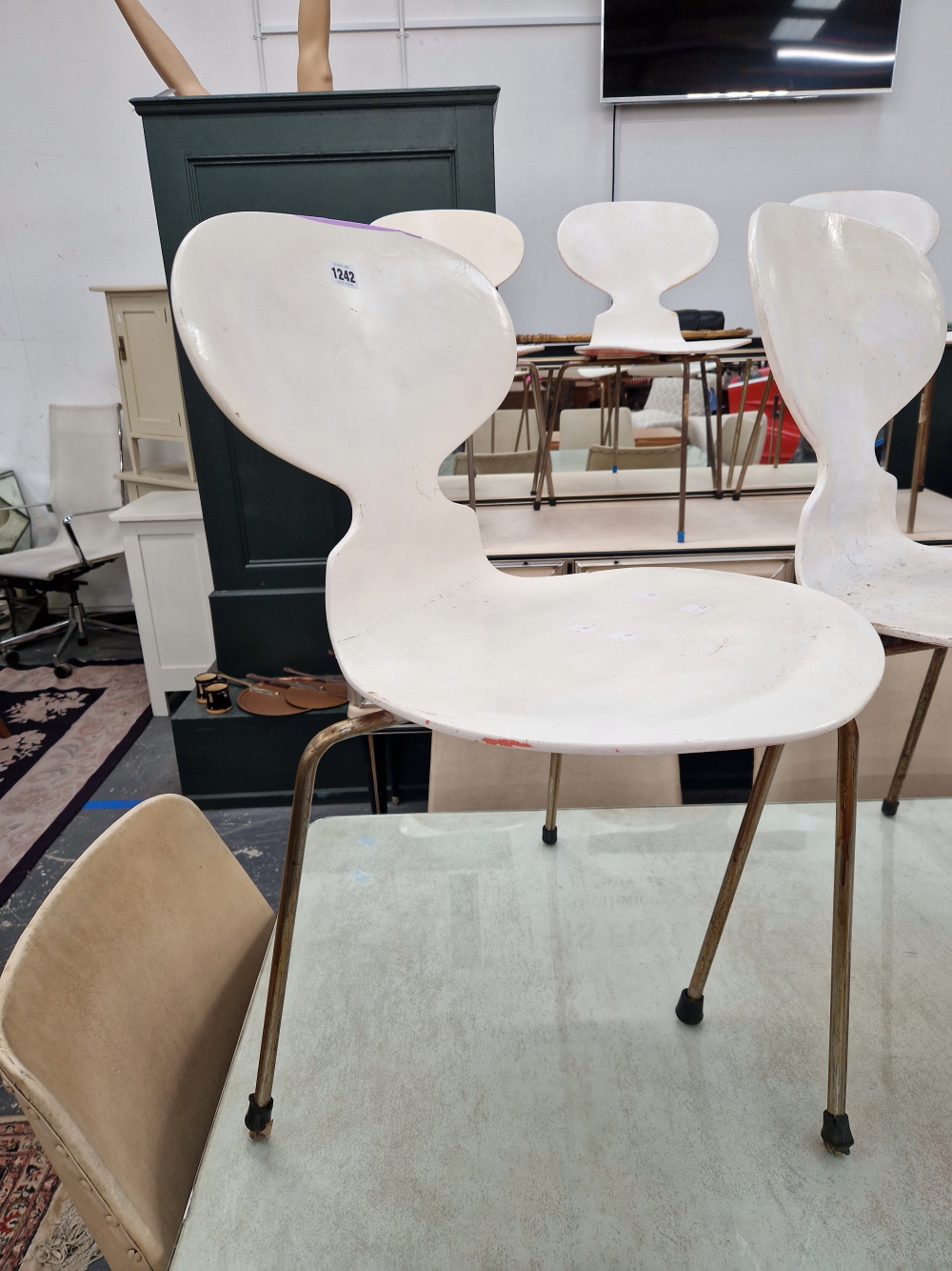 A SET OF SEVEN MID CENTURY FRITZ HANSEN ANT CHAIRS. - Image 3 of 7