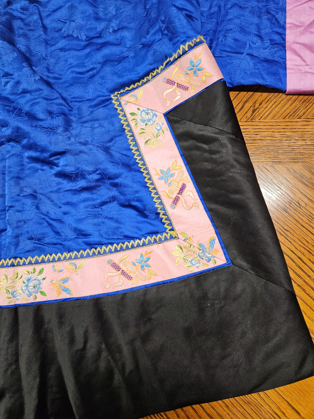 A CHINESE QUILTED DEEP BLUE AND BLACK SILK JACKET EDGED WITH A PINK GROUND FLORAL BAND - Image 8 of 27