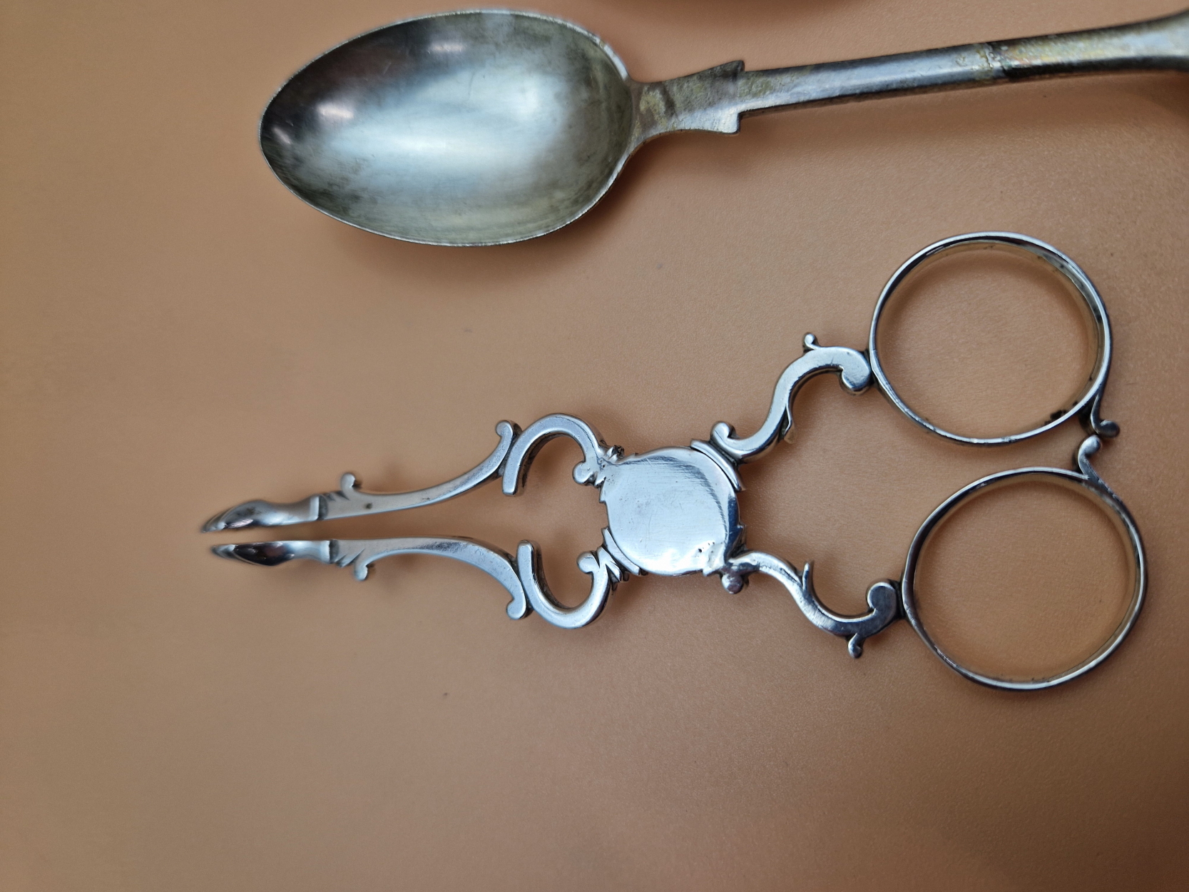 TWO CASED SETS OF SIX SILVER TEA SPOONS, ANOTHER SET LOOSE TOGETHER WITH OTHER SILVER SPOONS AND A - Image 2 of 9
