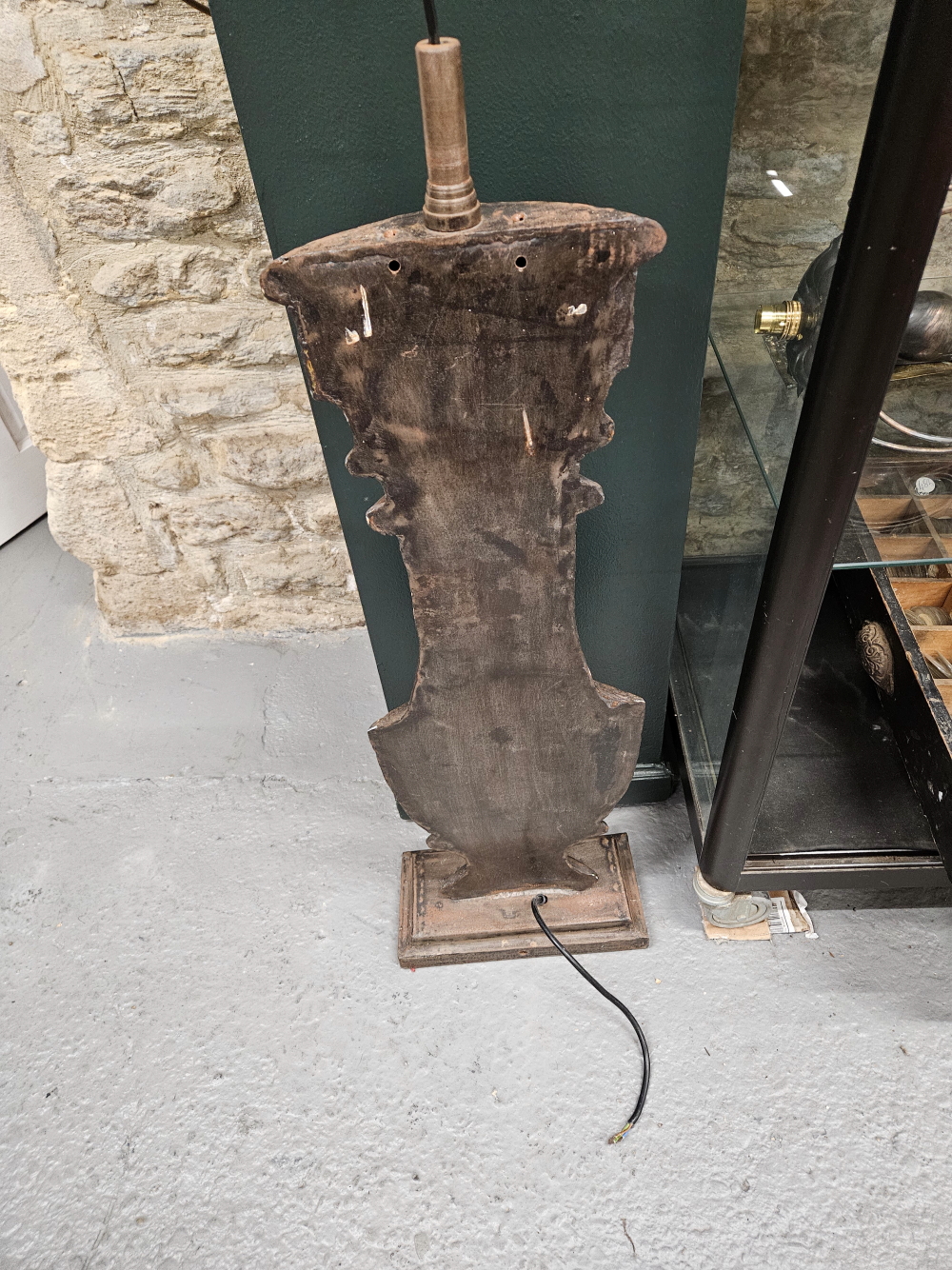 A PAIR OF IRON FLATTENED BALUSTER TABLE LAMPS SUPPORTED ON RECTANGULAR FEET. H 90cms. - Image 3 of 3