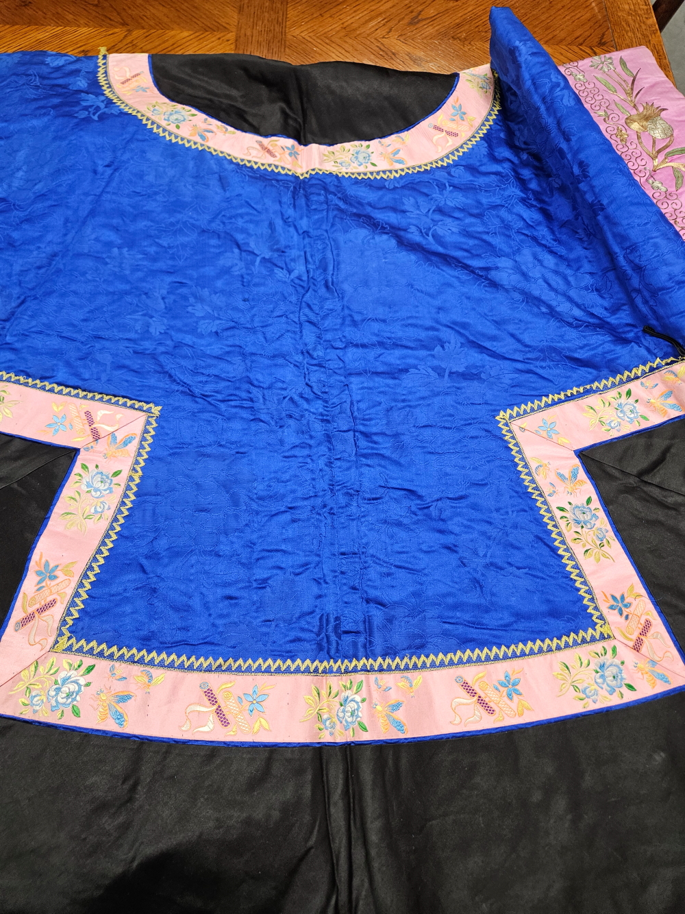 A CHINESE QUILTED DEEP BLUE AND BLACK SILK JACKET EDGED WITH A PINK GROUND FLORAL BAND - Image 25 of 27