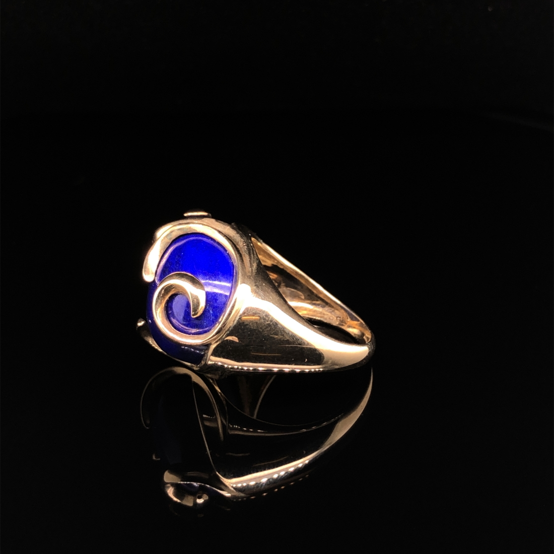 A CONTEMPORARY LAPIS LAZULI AND 9ct HALLMARKED GOLD RING. FINGER SIZE K. WEIGHT 8.73grms. - Image 3 of 8