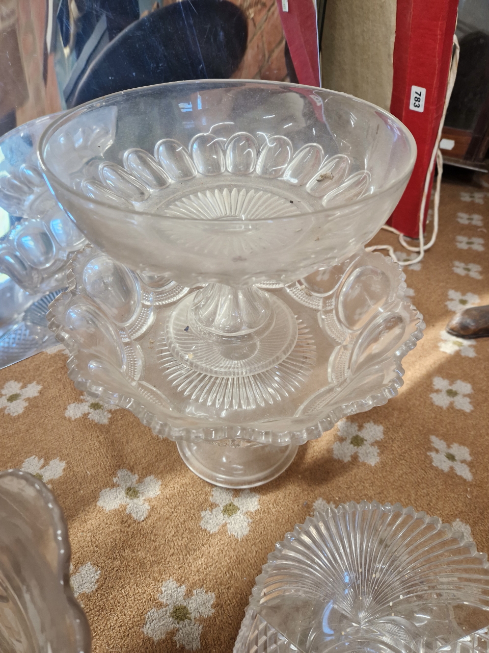 SIX CLEAR GLASS FOOTED BOWLS TOGETHER WITH A CUT GLASS OVAL BOWL AND STAND WITH FAN SHAPED HANDLES - Image 5 of 5
