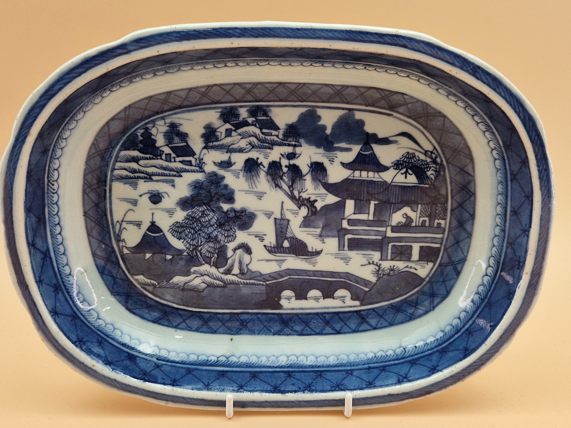 A CHINESE BLUE AND WHITE WARMING PLATE TOGETHER WITH A ROUNDED RECTANGULAR SHALLOW DISH, BOTH - Image 4 of 16