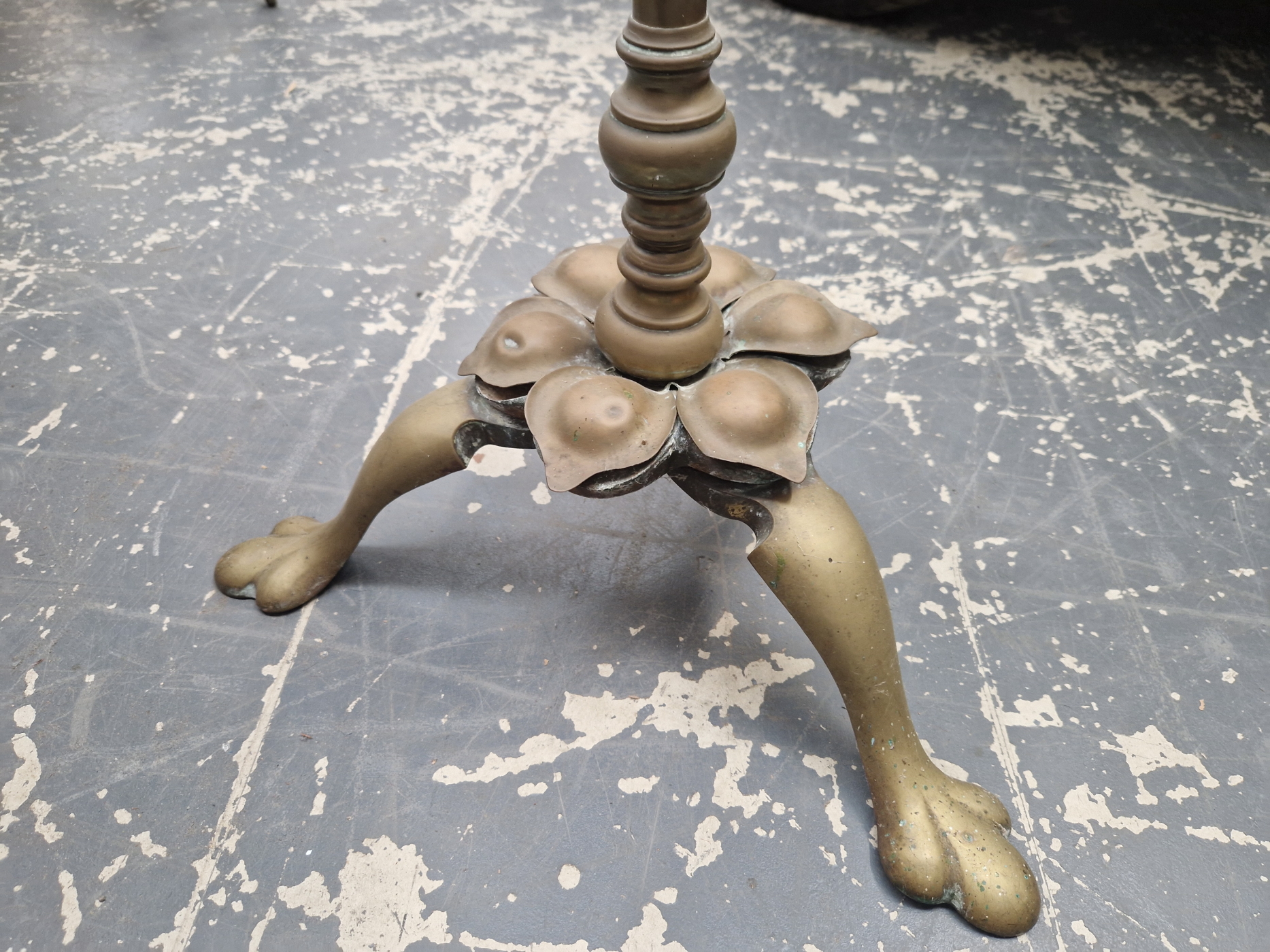 A BRASS OIL LAMP CRADLE ON A CYLINDRICAL COLUMN AND THREE TREFOIL FEET. H 117cms. - Image 2 of 2