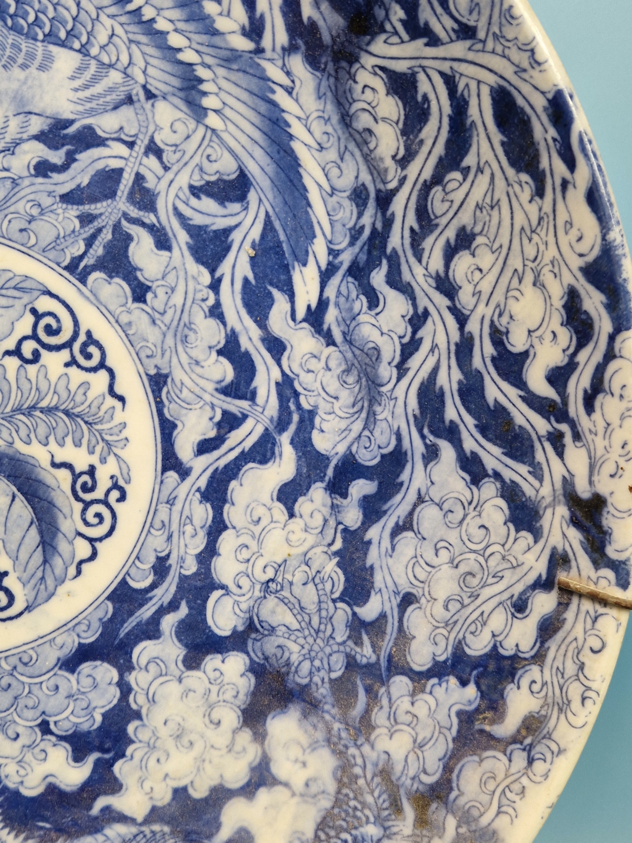 A PAIR OF JAPANESE BLUE AND WHITE CHARGERS PRINTED WITH DRAGONS AND PHOENIX ENCLOSING ROSETTES. Dia. - Image 10 of 11