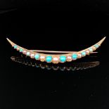 AN ANTIQUE TURQUOISE AND PEARL GRADUATED CRESCENT MOON BROOCH. UNHALLMARKED, WITH INDISTINCT STAMP