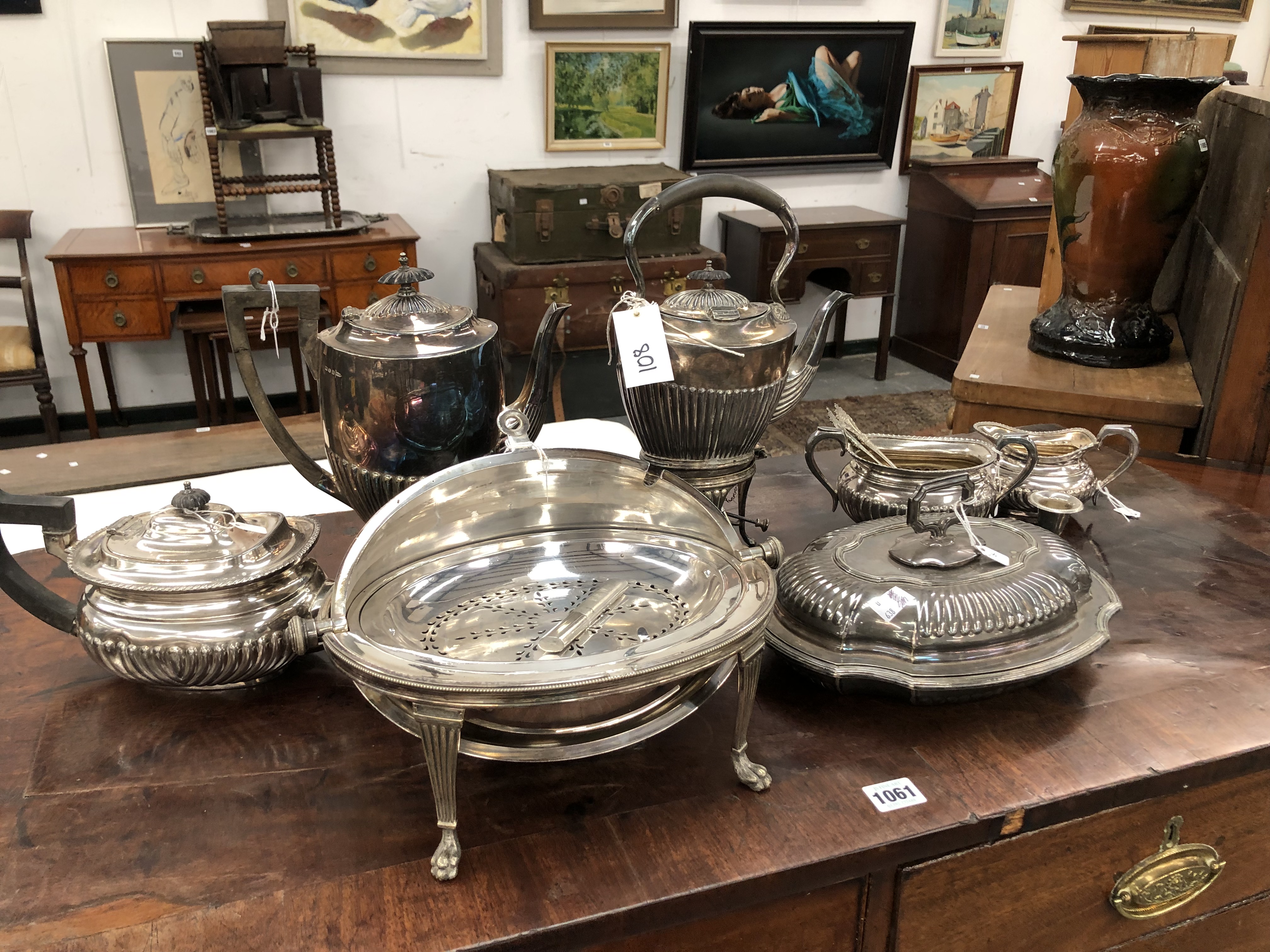 A COLLECTION OF ELKINGTON AND CO AND OTHER SILVER PLATED WARES TO INCLUDE A KETTLE AND BURNER STAND,