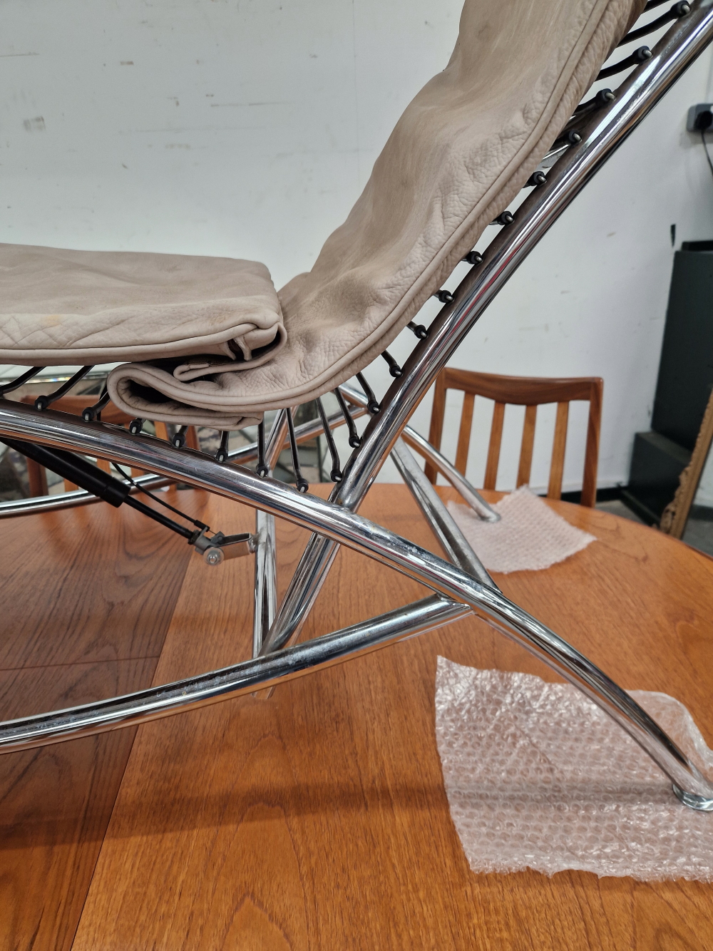 A CORBUSIER STYLE CHROME LOUNGER WITH LOOSE CUSHIONS. - Image 5 of 6