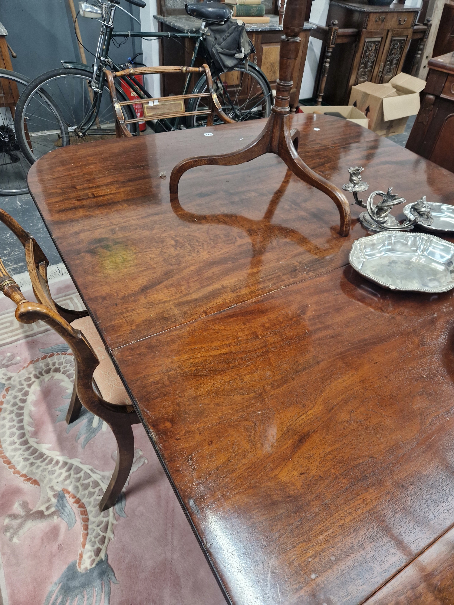 A GOOD QUALITY REGENCY STYLE MAHOGANY THREE PILLAR DINING TABLE WITH ONE LEAF, THE RECTANGULAR TOP - Image 7 of 8