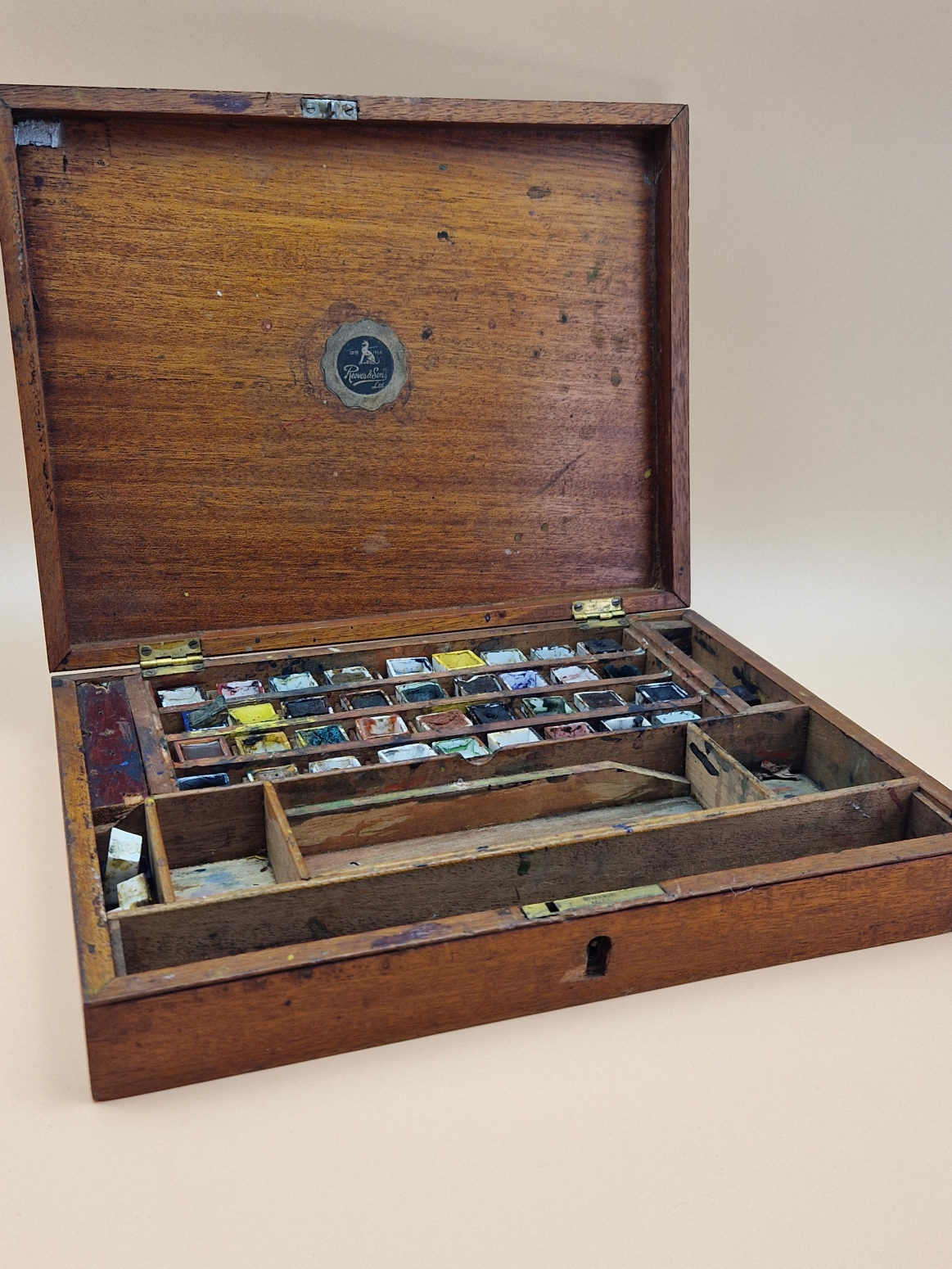 A VICTORIAN WINSOR & NEWTON MAHOGANY PAINT BOX WITH COMPARTMENTS ABOVE A DRAWER CONTAINING CERAMIC - Image 7 of 10