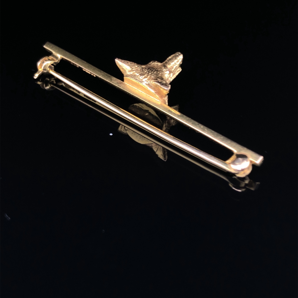 A VINTAGE CROPP & FARR 9ct HALLMARKED GOLD FOX MASK BAR BROOCH WITH RED GEM SET EYES. WEIGHT 4. - Image 2 of 3