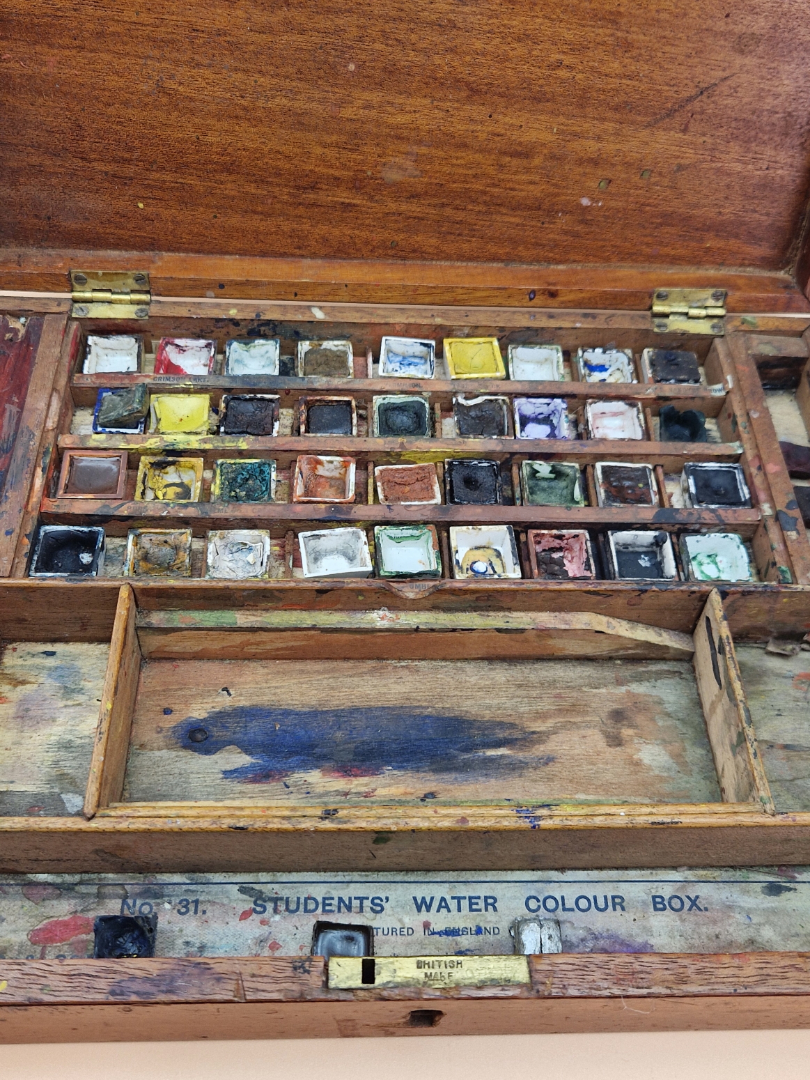 A VICTORIAN WINSOR & NEWTON MAHOGANY PAINT BOX WITH COMPARTMENTS ABOVE A DRAWER CONTAINING CERAMIC - Image 8 of 10