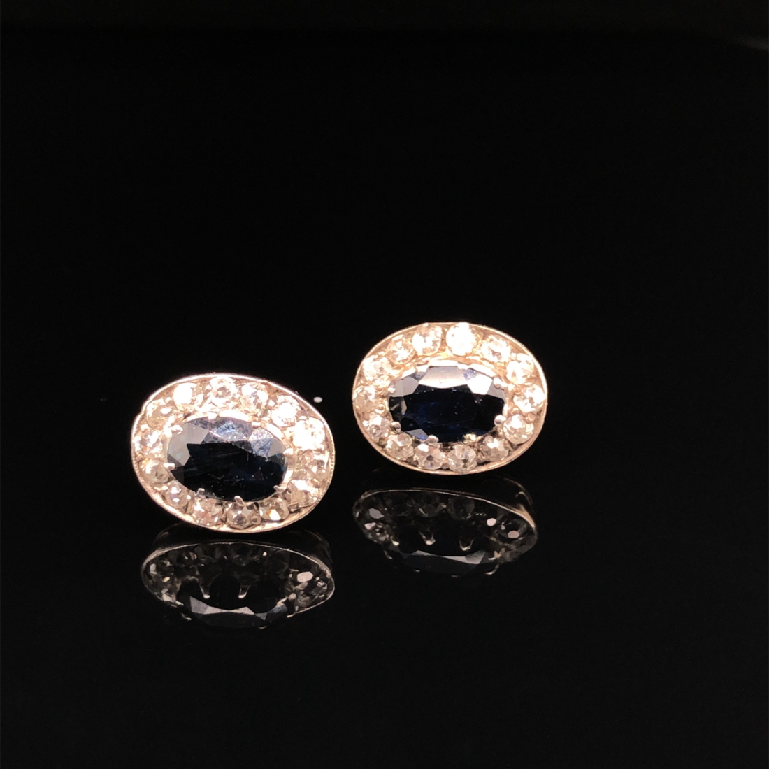 A PAIR OF EARLY 20th CENTURY SAPPHIRE AND DIAMOND CLUSTER STUD EARRINGS. ESTIMATED APPROX. TOTAL - Image 4 of 6