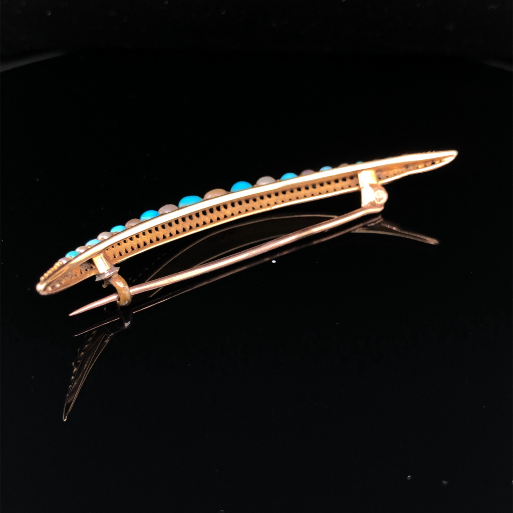 AN ANTIQUE TURQUOISE AND PEARL GRADUATED CRESCENT MOON BROOCH. UNHALLMARKED, WITH INDISTINCT STAMP - Image 3 of 5