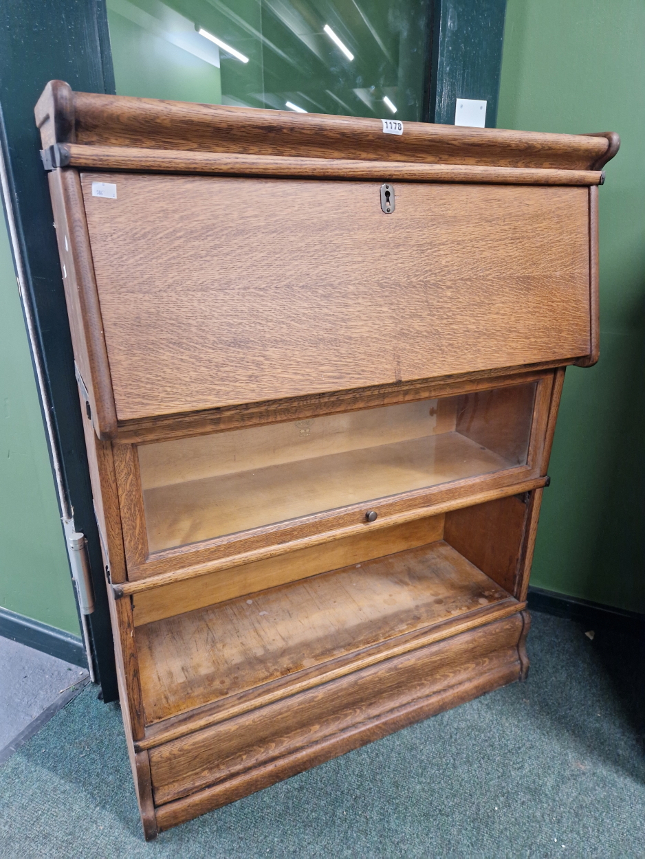 AN EARLY 20TH CENTURY GLOBE WERNICKE TYPE SECTIONAL BOOKCASE. - Image 4 of 6